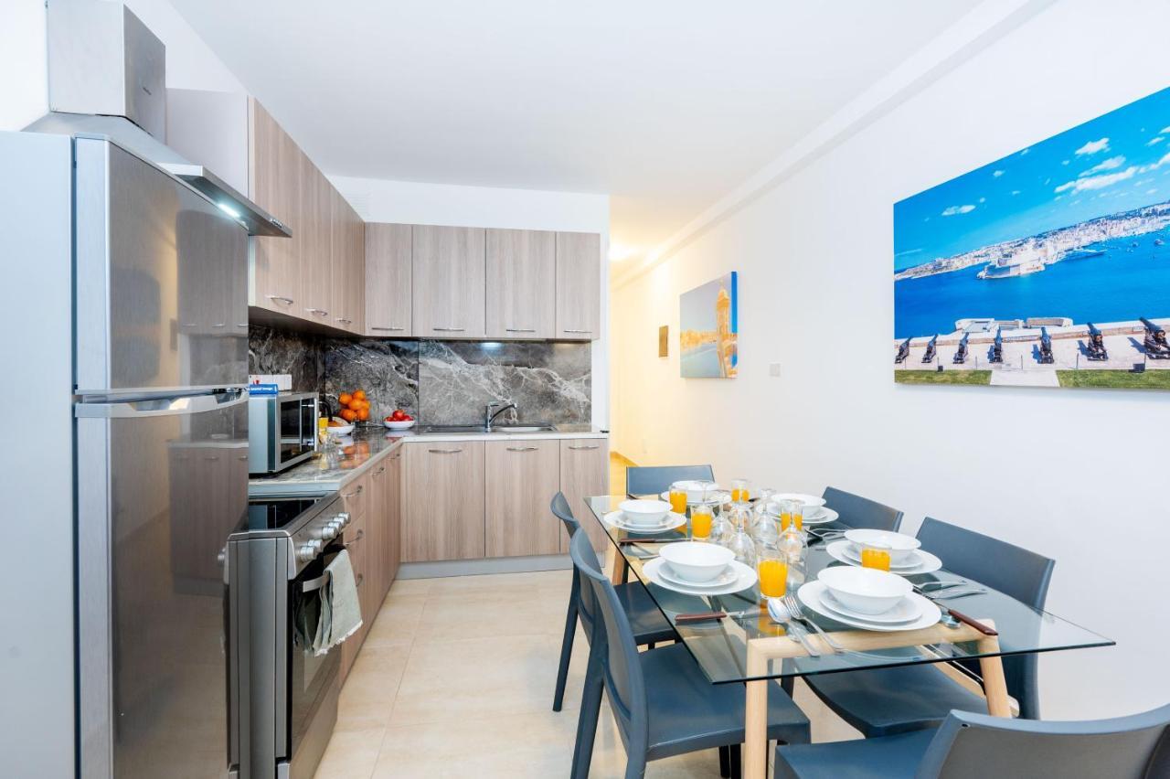Islet Promenade Seafront Family Apartment With 2 Balconies By Getawaysmalta Сент-Полс-Бей Экстерьер фото